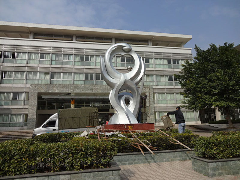廣州越秀中學(xué)景觀雕塑(圖1)