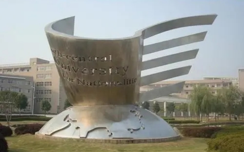 屹立在城市中間——多姿多彩的不銹鋼雕塑(圖1)